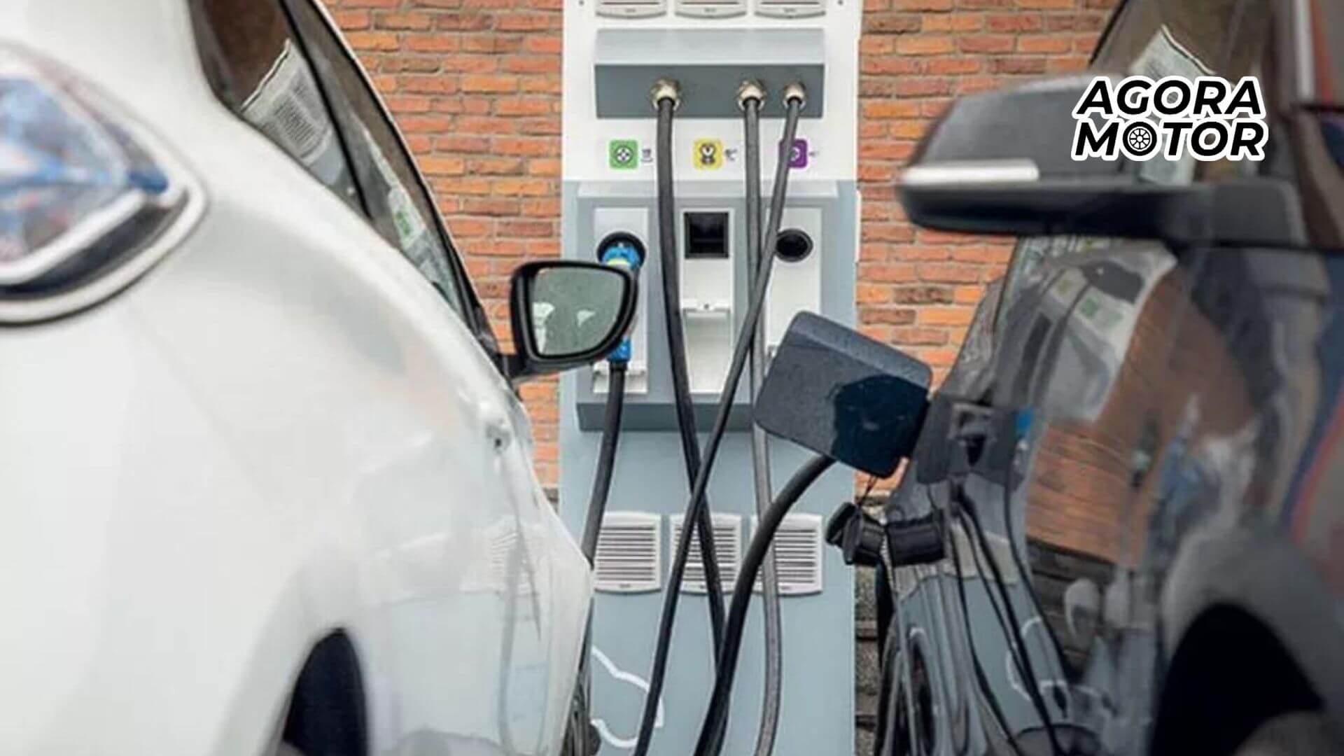 Foto de carros carregando em um carregador elétrico