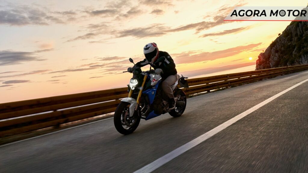 BMW F 900 R 2023 no por do sol.