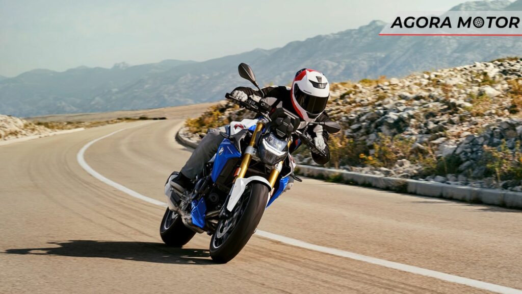 BMW F 900 R 2023 na estrada.
