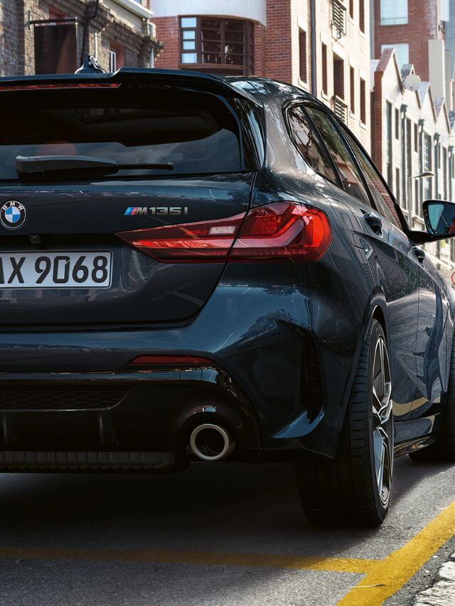 Traseira da BMW 135i 2023.