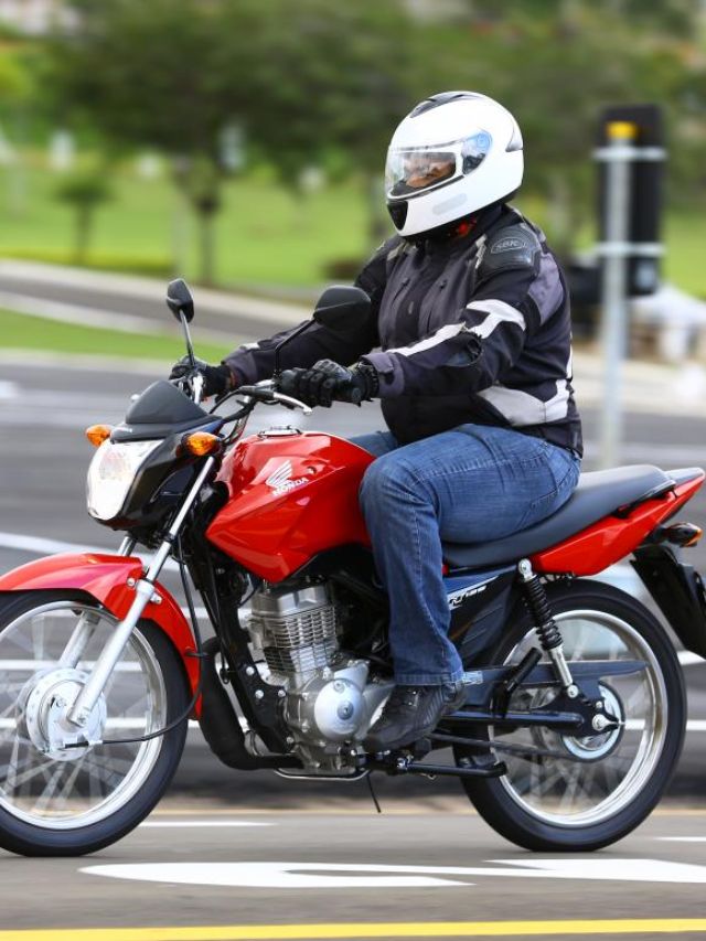 CG 125 sendo pilotada.