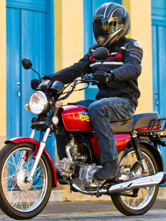 Homem pilotando um ciclomotor.