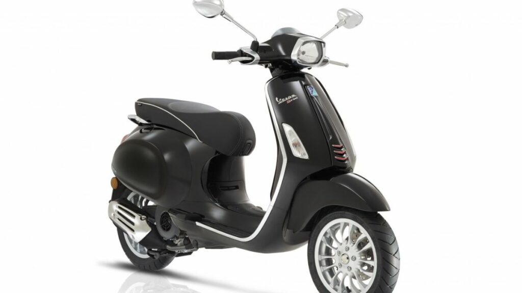 Piaggio Vespa na cor preta.