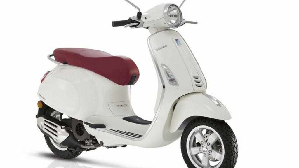 Piaggio Vespa branca.