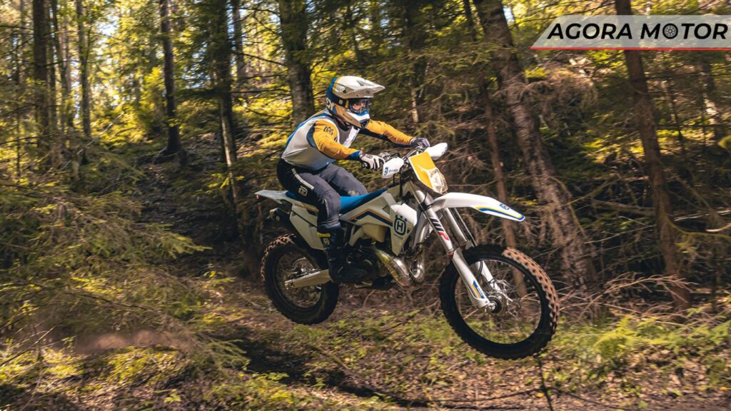 Husqvarna TE 300i 2023 no ar.