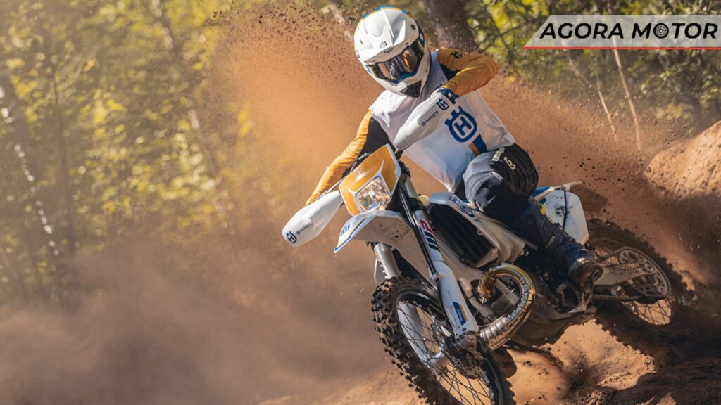 Husqvarna TE 300i 2023 levantando terra.