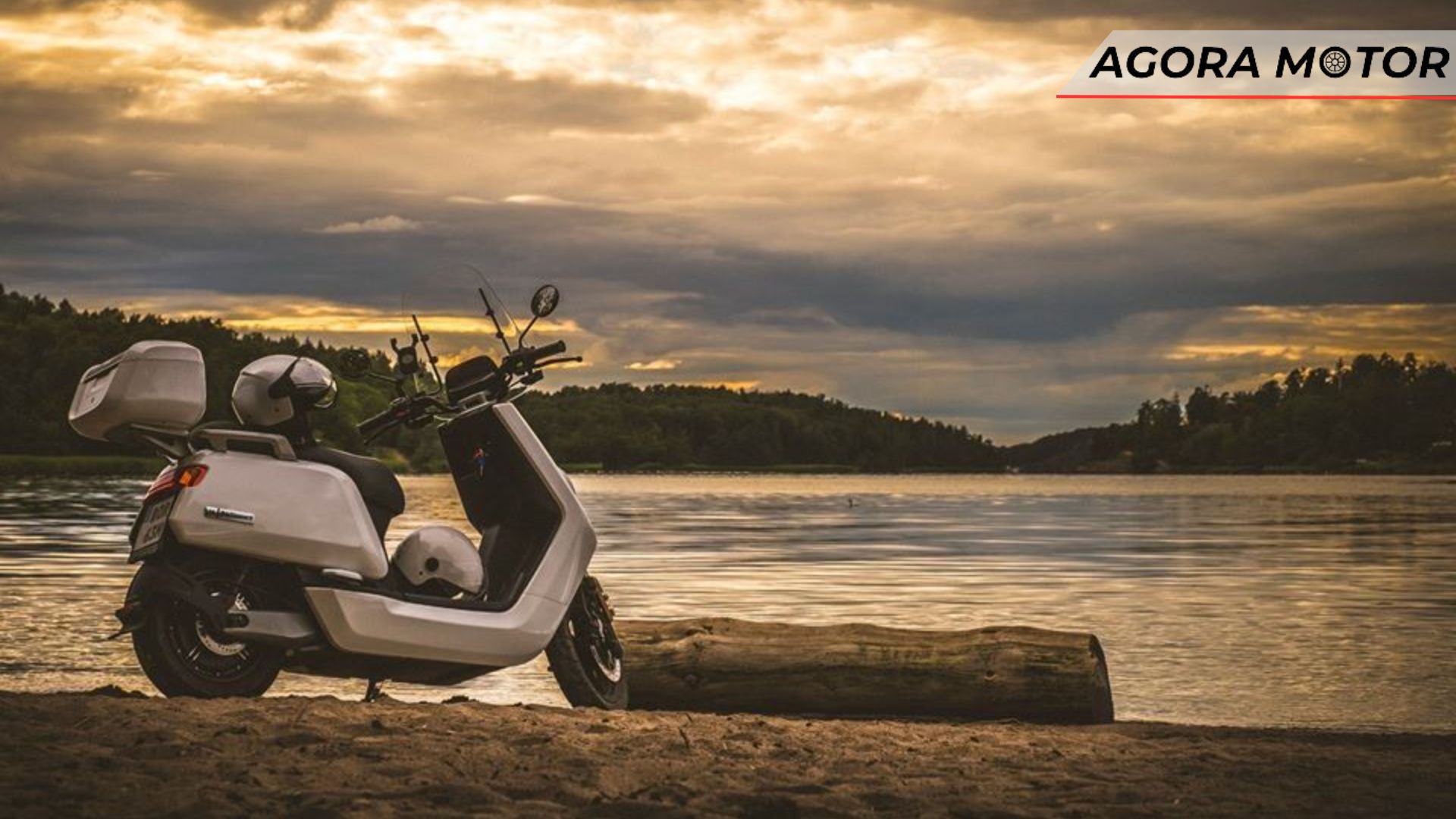 NIU NQI 2023 no por do sol.