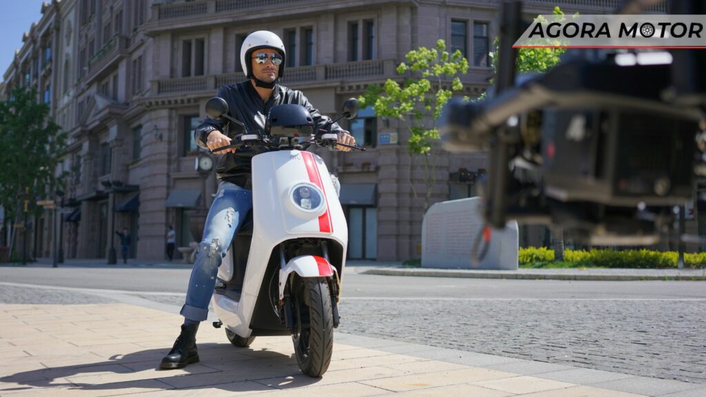 Frente da NIU NQI GT 2023.