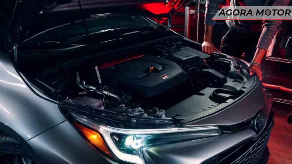 Foto do motor do Toyota GR Corolla, um dos melhores carros esportivos de 4 portas