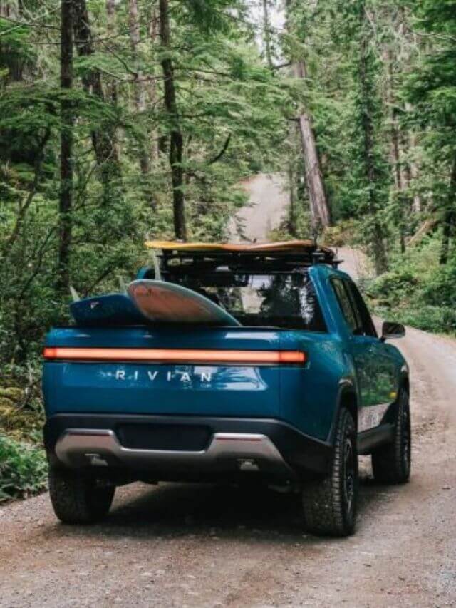 Rivian R1T na floresta.