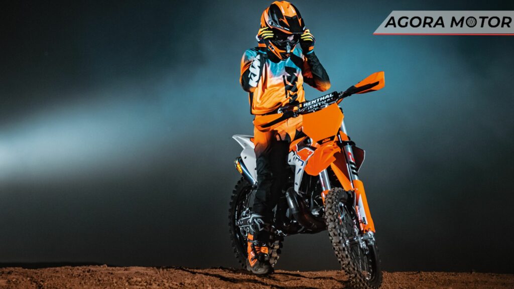 Piloto em cima da KTM SX 250 2023.
