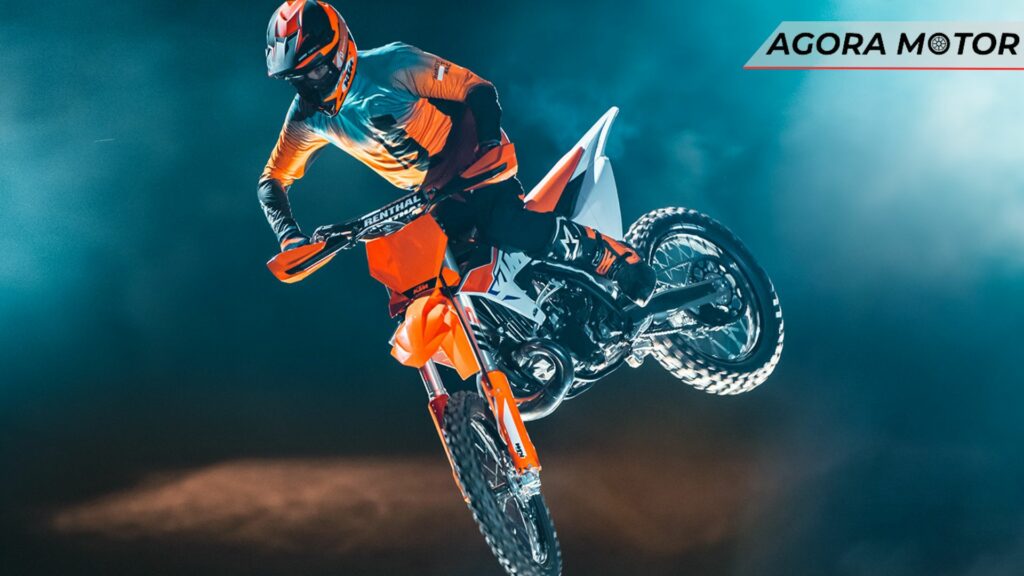KTM SX 250 2023 em uma manobra.