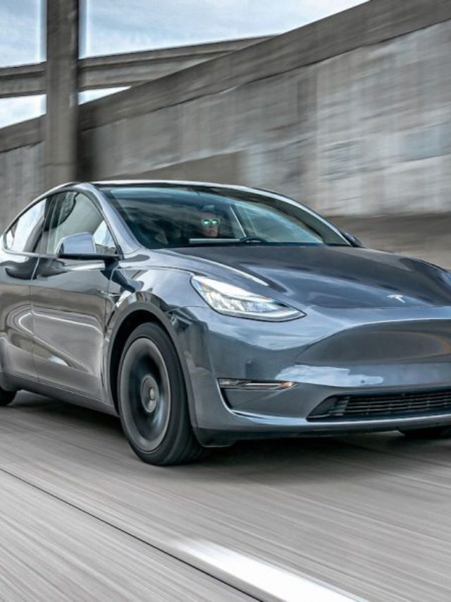Tesla Model Y prata.
