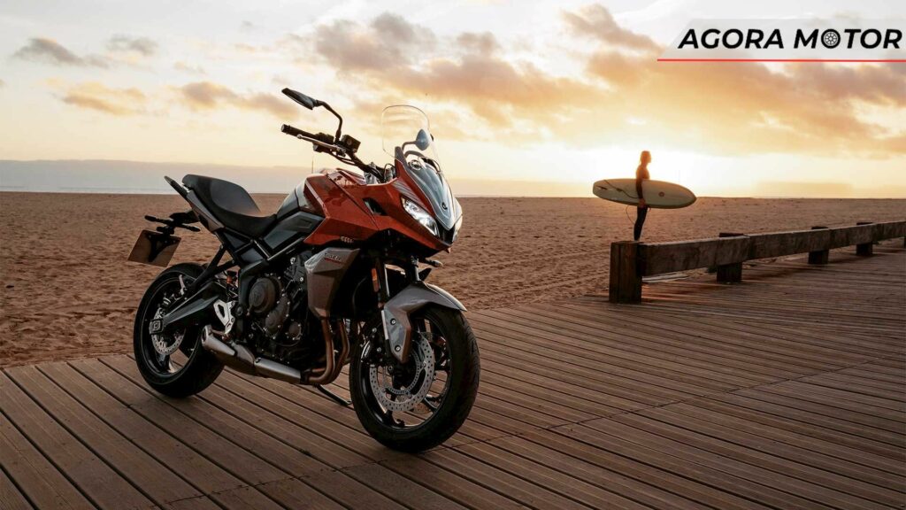 Tiger 660 2023 na praia.