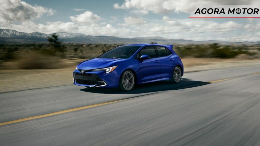 Corolla hatch, na cor azul, um dos carros mais seguros da Toyota 2023
