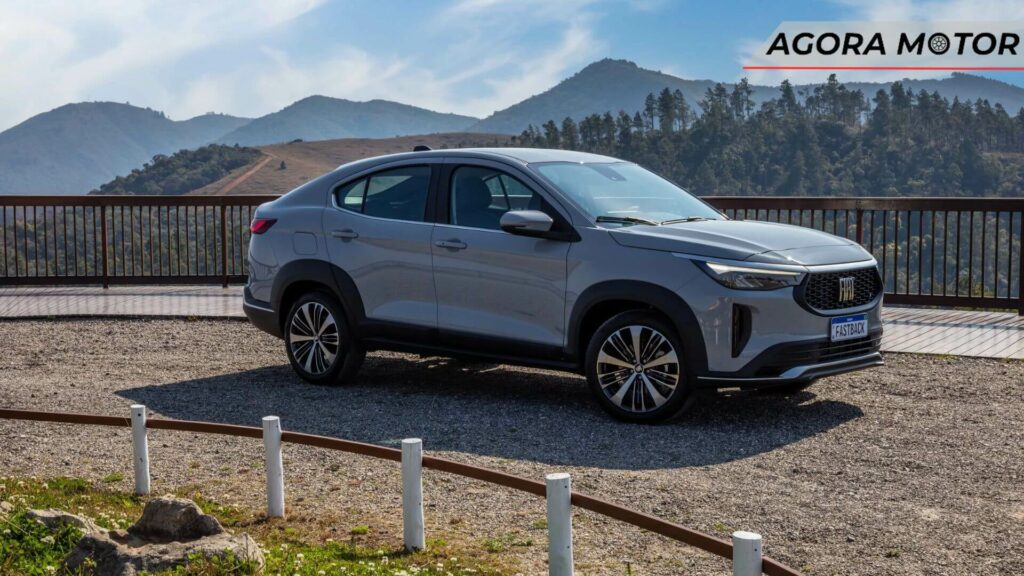 Foto lateral de um Fiat Fastback 2023
