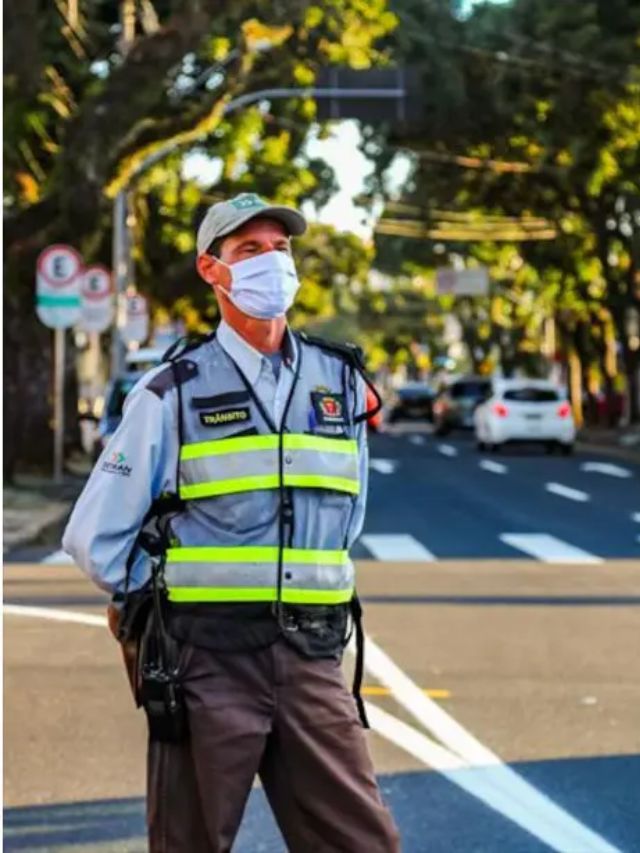 Foto de um guarda civil que aplica multas
