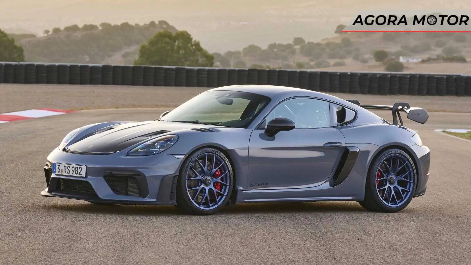 Foto de um Porsche 718 2023, carros da Porsche 2023