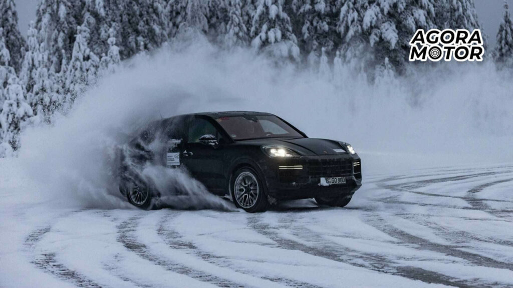 Foto de um Porsche Cayenne 2024 na neve