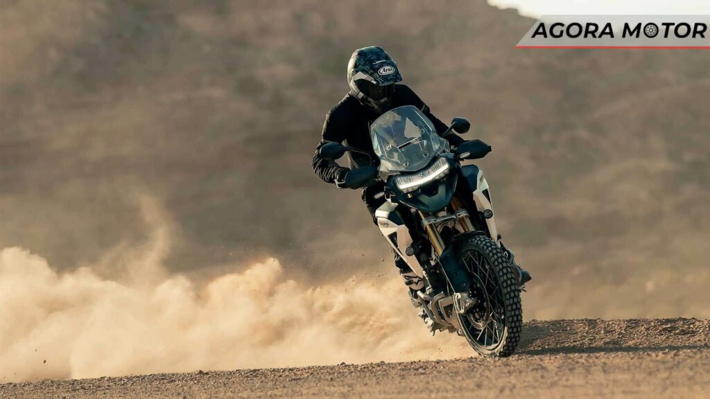 Foto de uma Triumph Tiger 1200 2023 na areia