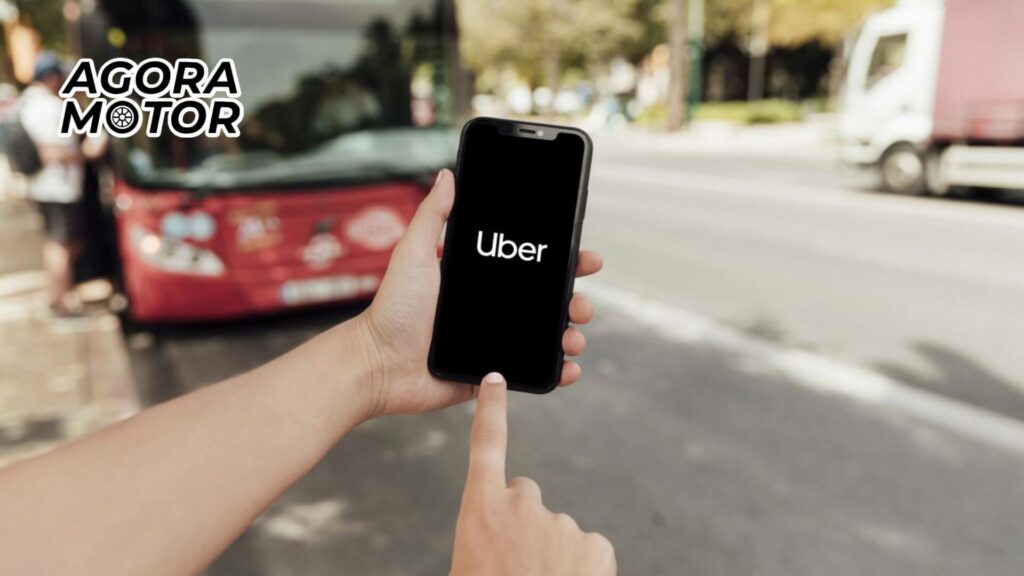 Foto de uma pessoa mexendo no celular com Uber