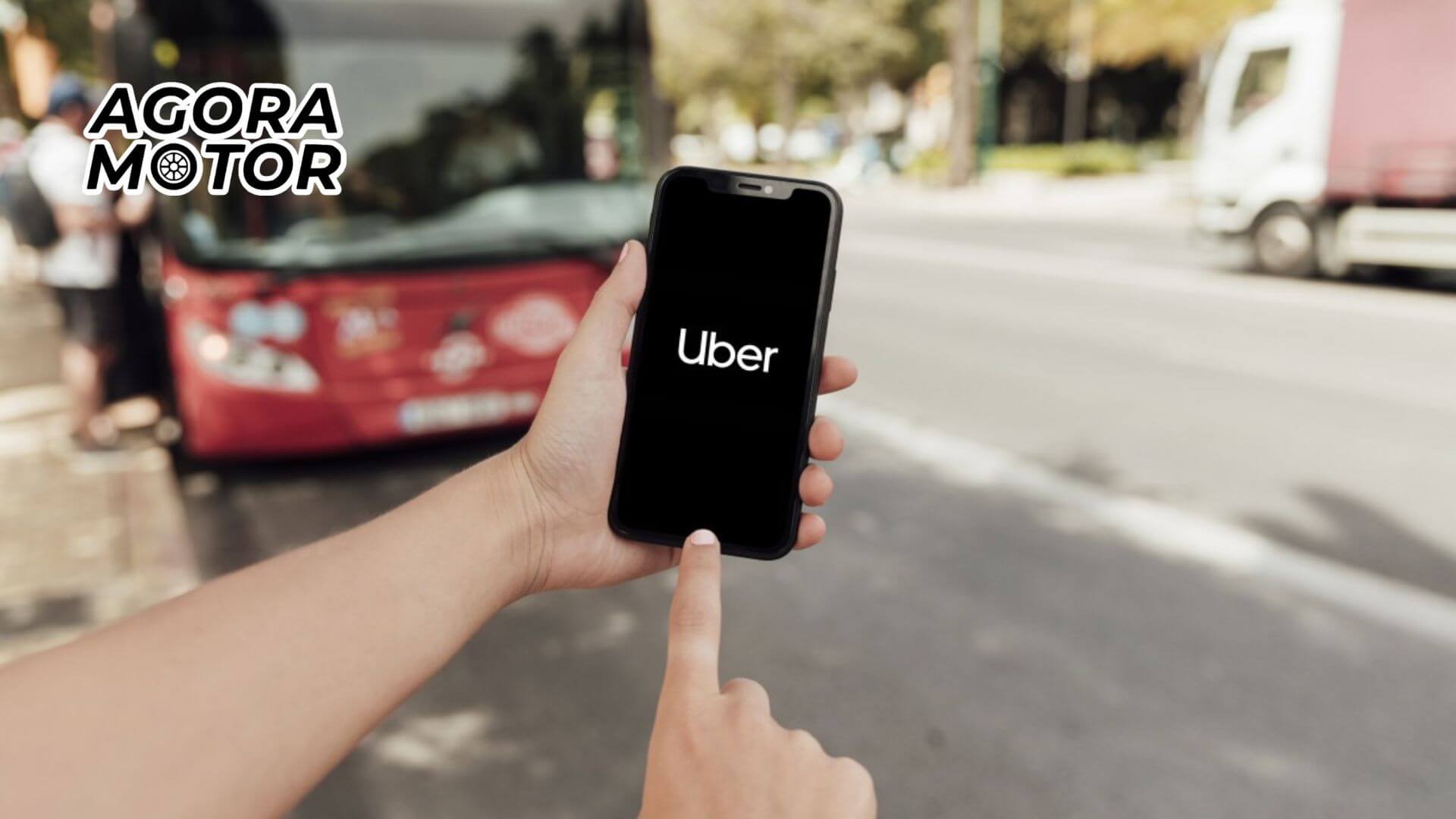 Foto de uma pessoa mexendo no celular com Uber