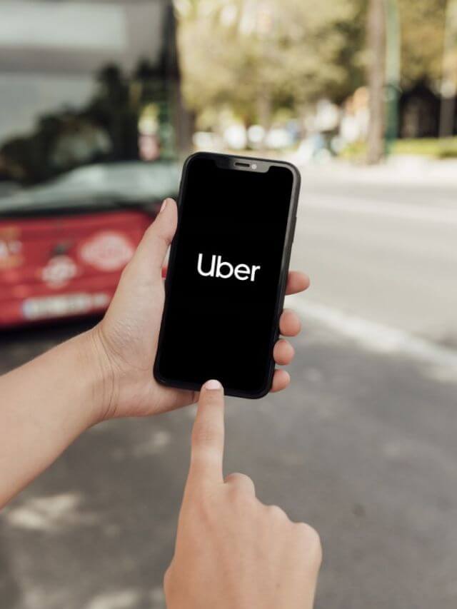 Foto de uma pessoa pedindo um Uber