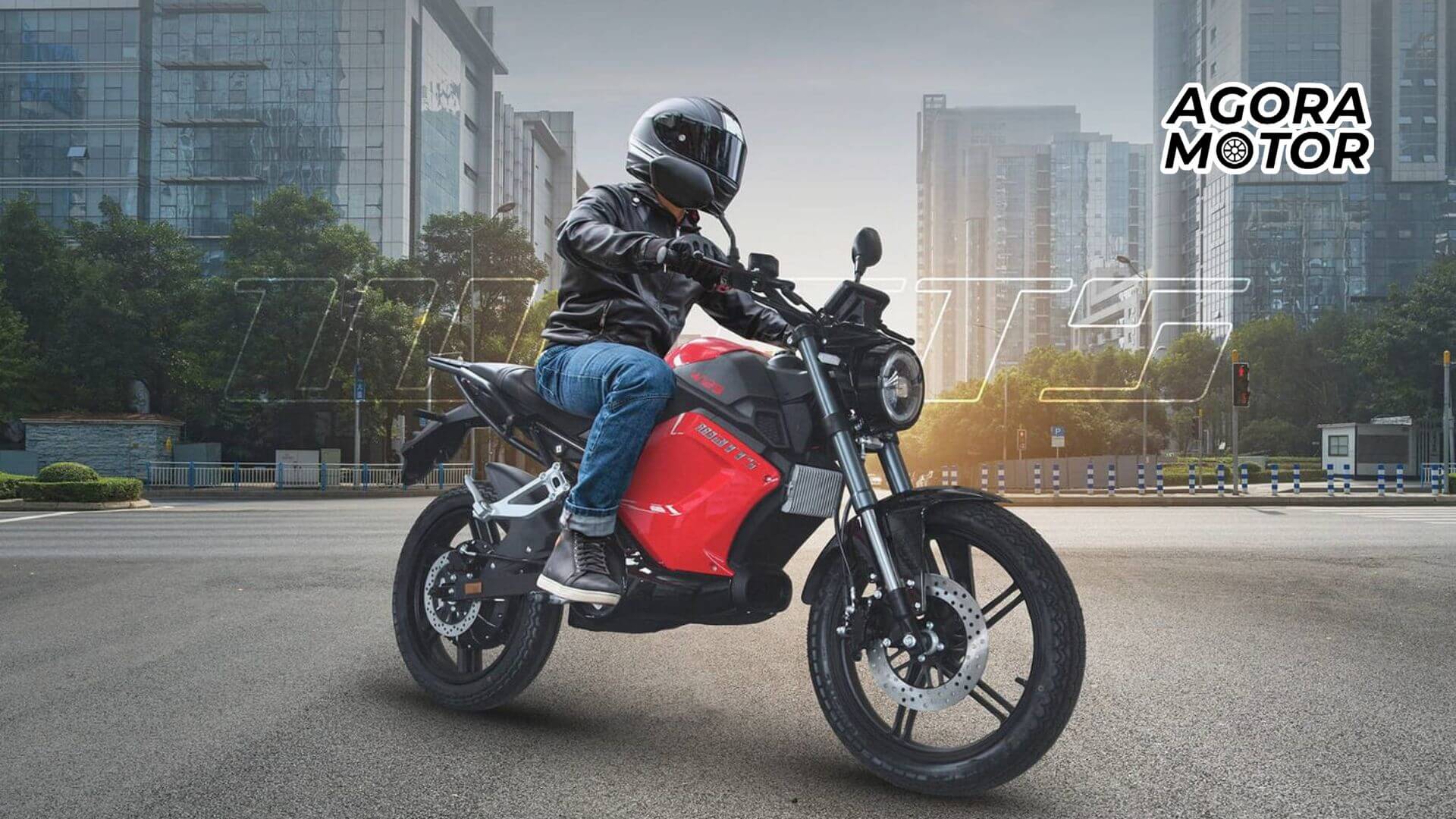 Foto de uma pessoa andando com uma Watts W125 2023