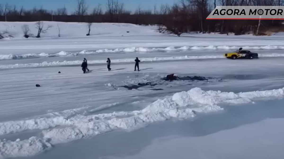 2 carros afundam no gelo durante corrida em rio gelado assista o vídeo