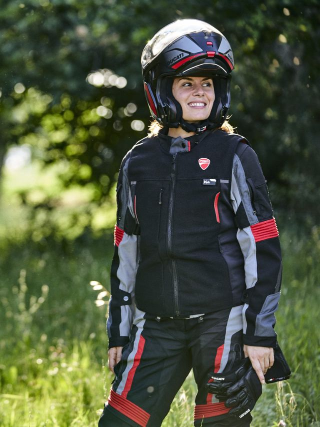 Mulher com uma jaqueta protetora da Ducati.
