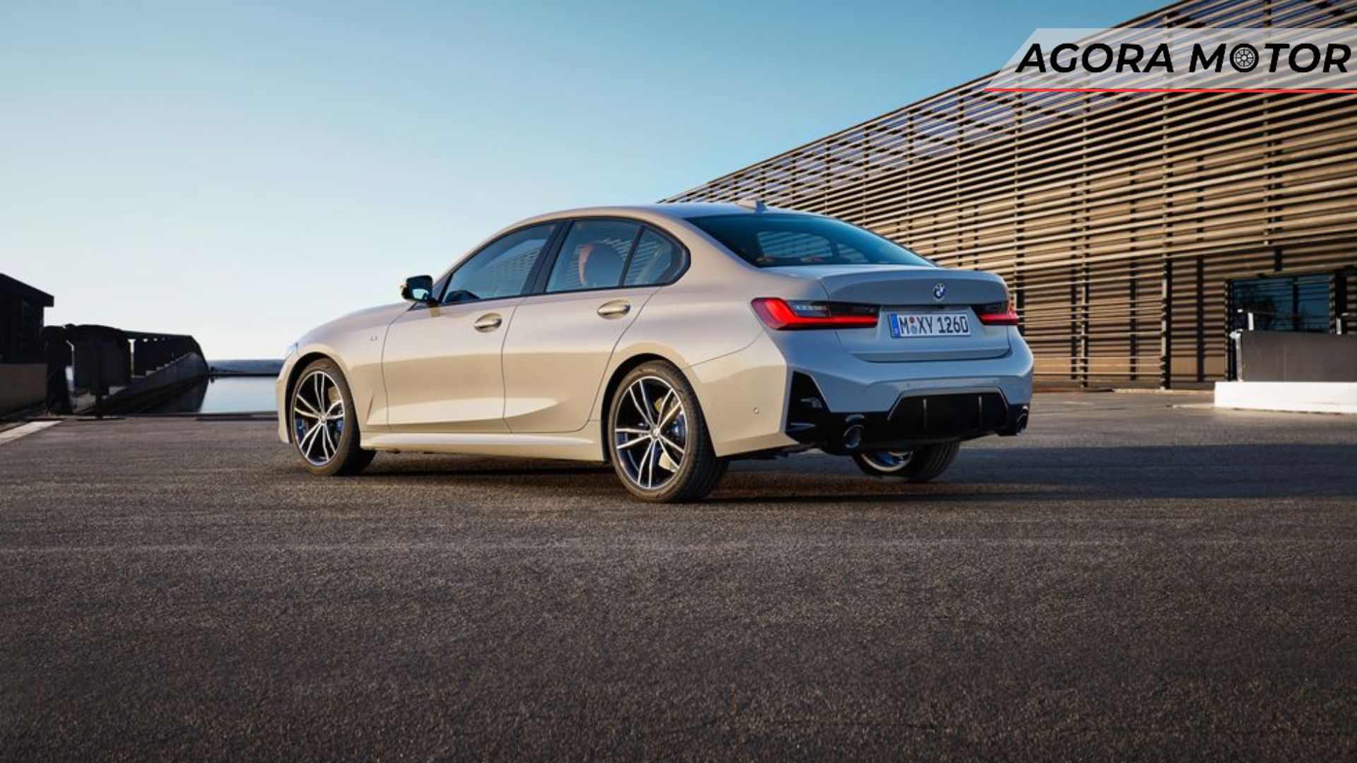 Lateral de uma BMW 320i 2023. Um dos carros da BMW 2023.