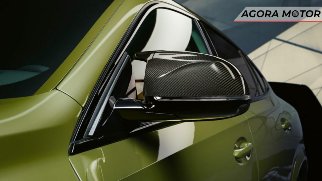 Detalhe do retrovisor da BMW X6 Competition.