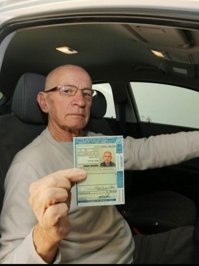 Senhor mostrando sua CNH.