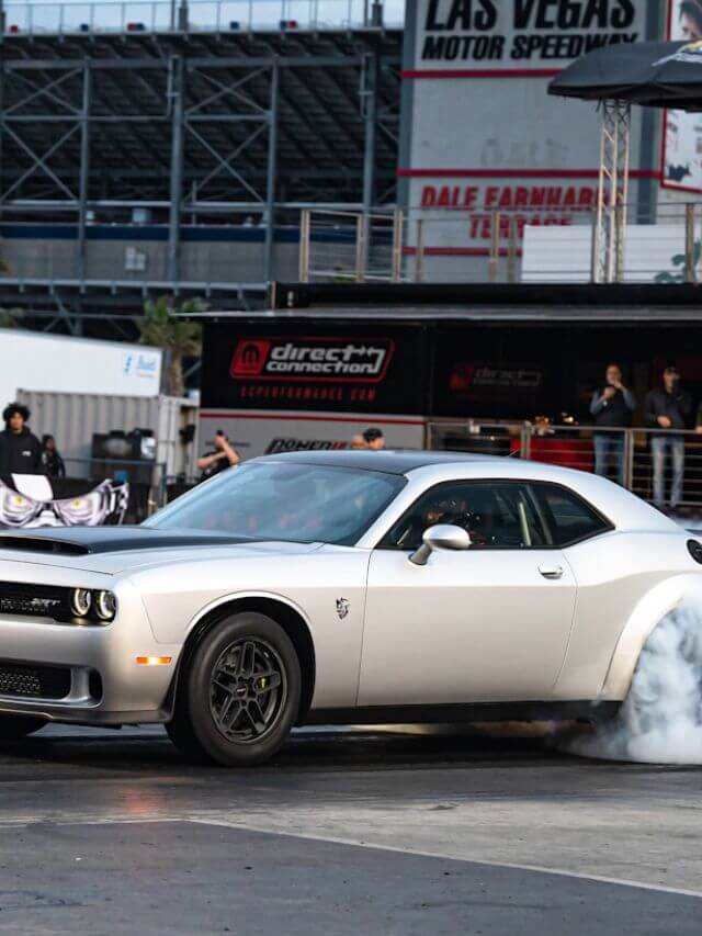 Dodge Challenger SRT Demon 170 accelerando.