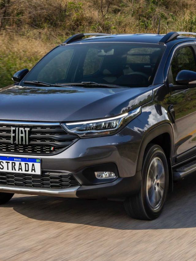 Frente uma Fiat Strada.