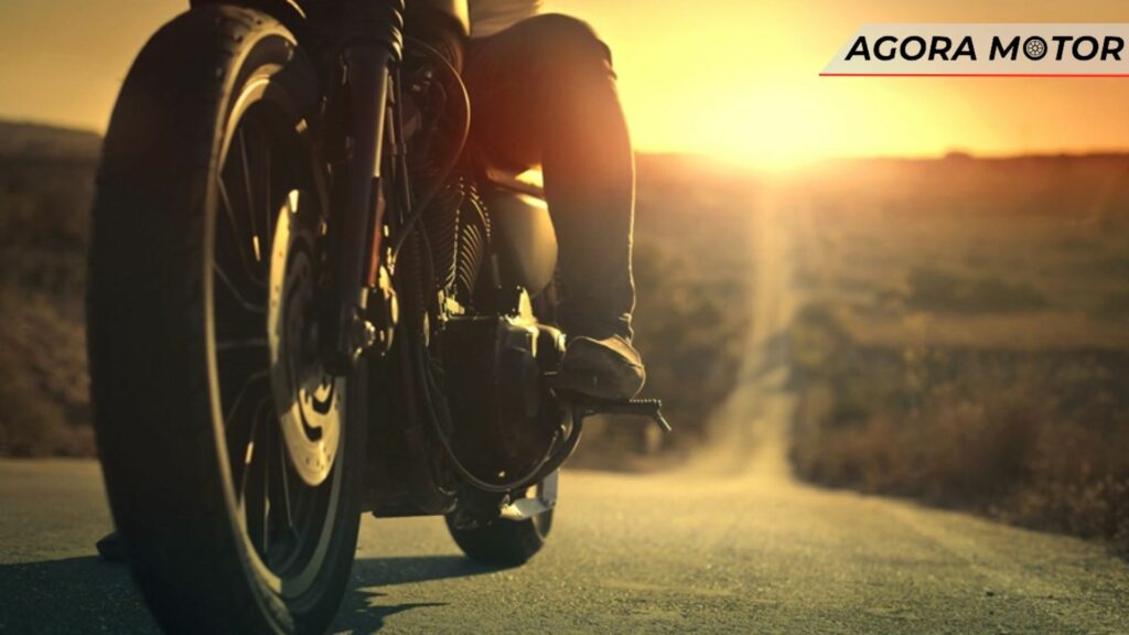 Moto com o sol de fundo.