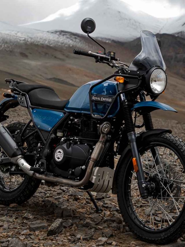 Himalayan 411 2023 em uma montanha.