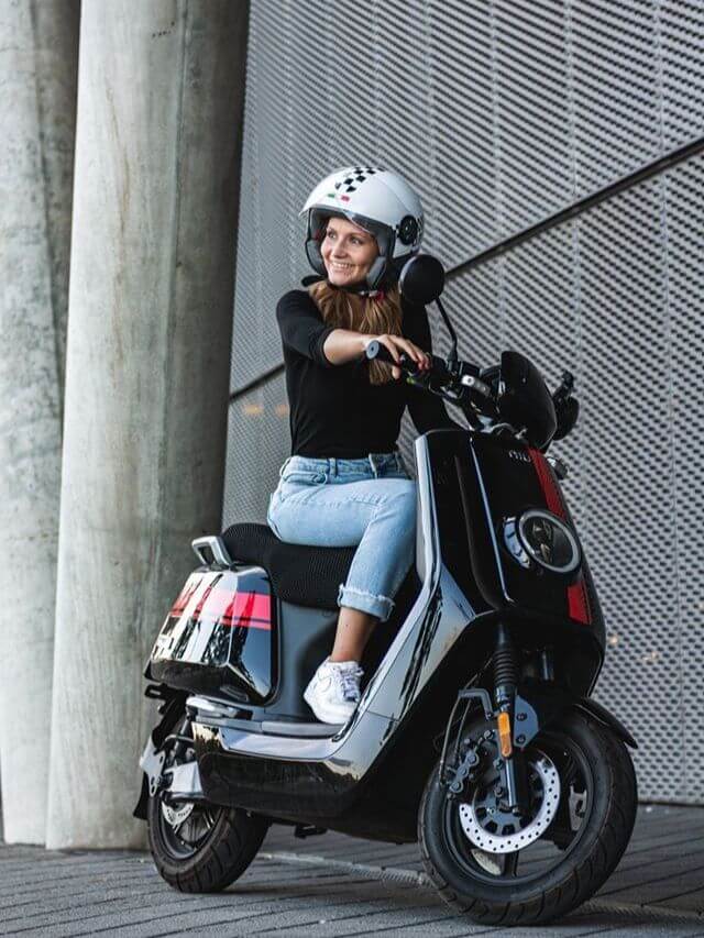 Mulher montada na NIU NQI 2023.