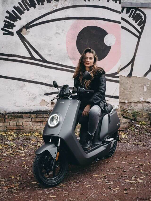 Mulher montada na NIU NQI GT.