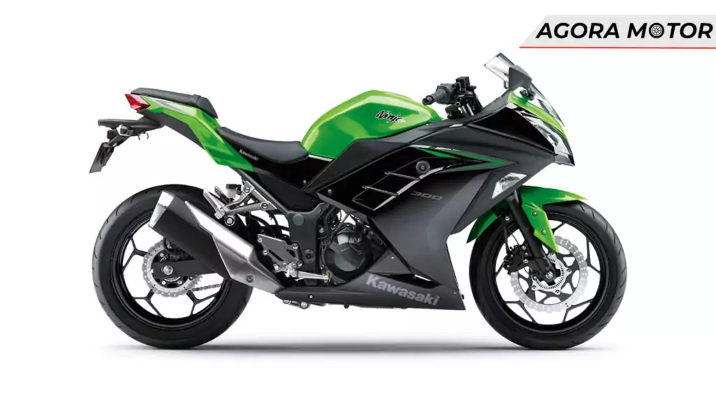 Lateral da Ninja 300 2023.