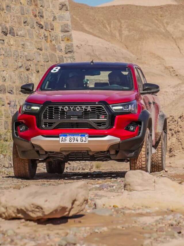 Hilux GR-Sport na cor vermelha.