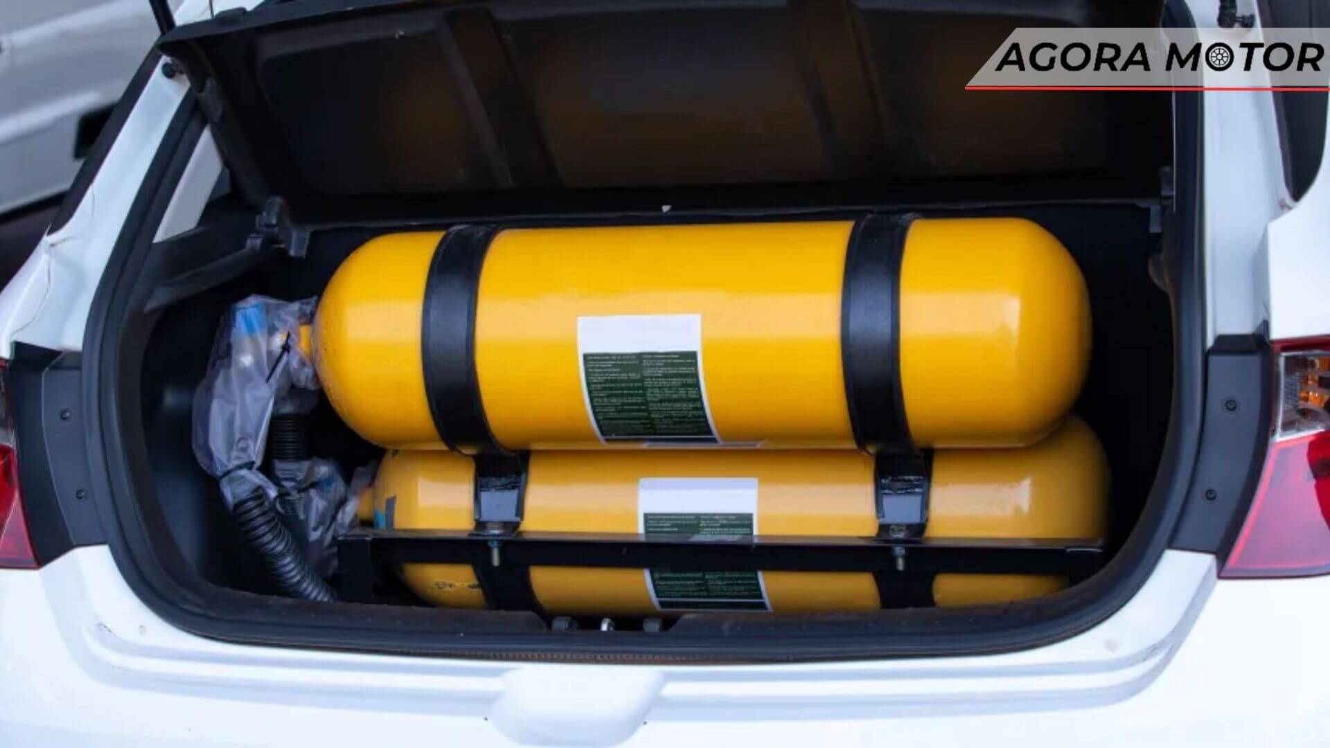 Foto de dois bujão de GNV em um carro