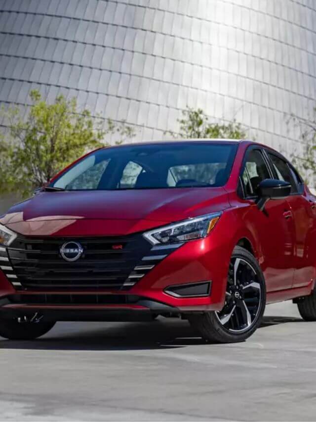 Frente de um Versa vermelho.