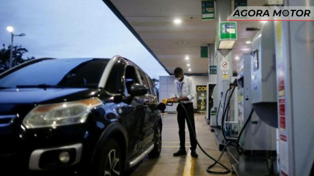 Foto de uma pessoa abastecendo o carro com combustível