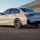 Lateral de uma BMW 320i 2023. Um dos carros da BMW 2023.