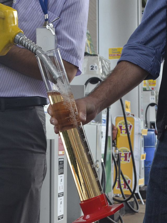 Foto de uma pessoa com tubo de gasolina na mão