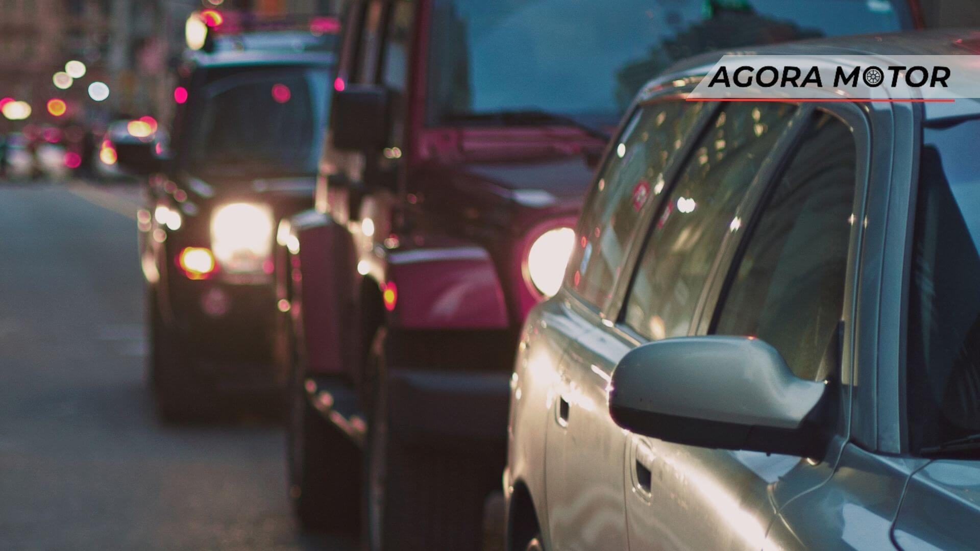 Foto de carros em uma estrada IPVA MT 2023