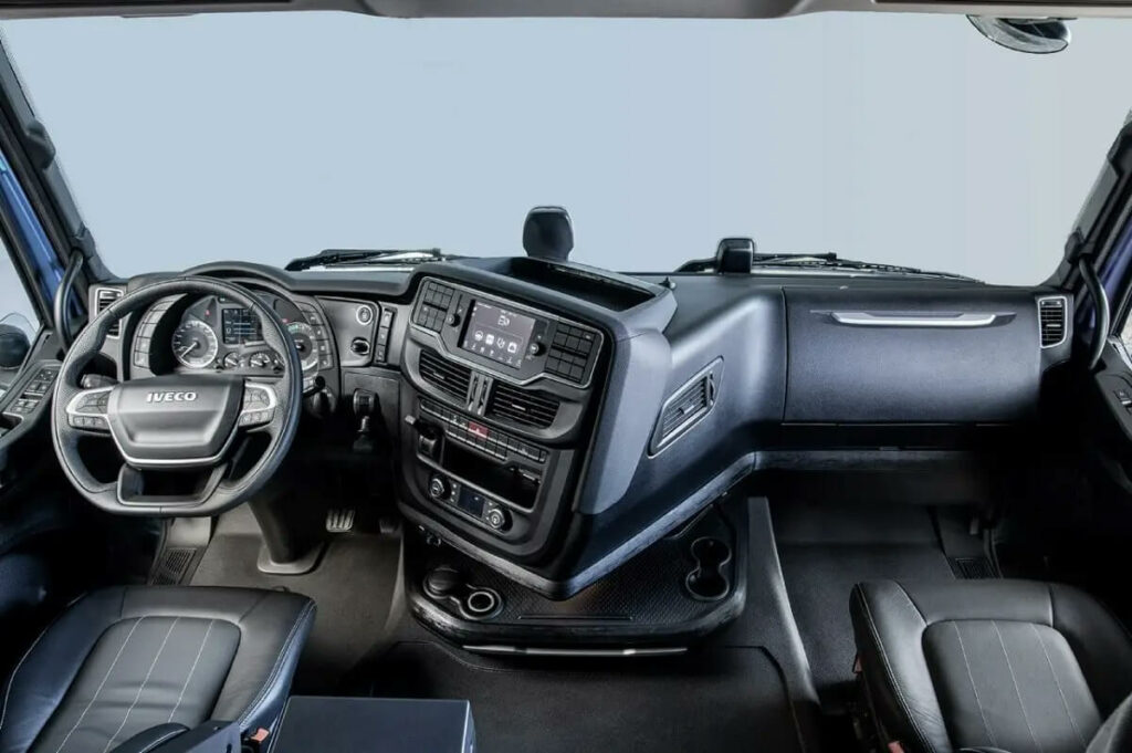 Interior predominantemente preto do Iveco S-Way 2023