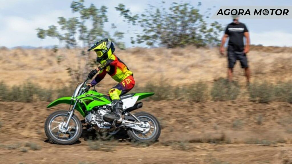 Foto de uma KLX 110R 2023