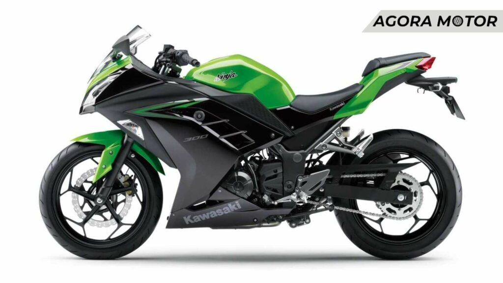 Foto de uma Kawasaki Ninja 300 2023